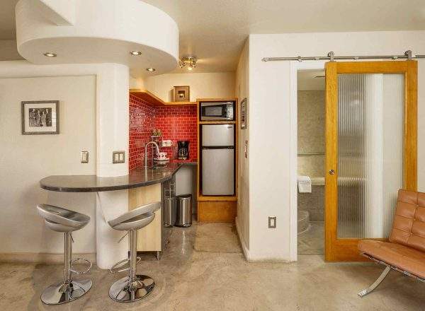 Wet bar in the Superman room at Blackstone Hotsprings